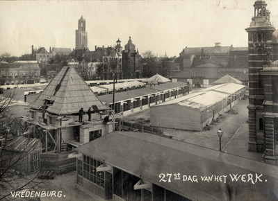 350055 Afbeelding van de bouwwerkzaamheden voor de tijdelijke houten gebouwen van de Jaarbeurs op het Vredenburg te ...